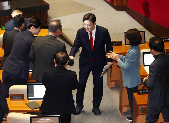 권성동 국민의힘 원내대표가 11일 국회에서 열린 본회의에서 교섭단체 대표 연설을 마친 뒤 여당 의원들과 인사하고 있다. [연합뉴스]